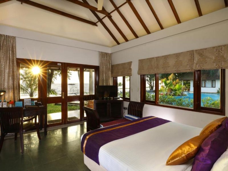 LAKEFRONT LUXURY VILLAS WITH PLUNGE POOL