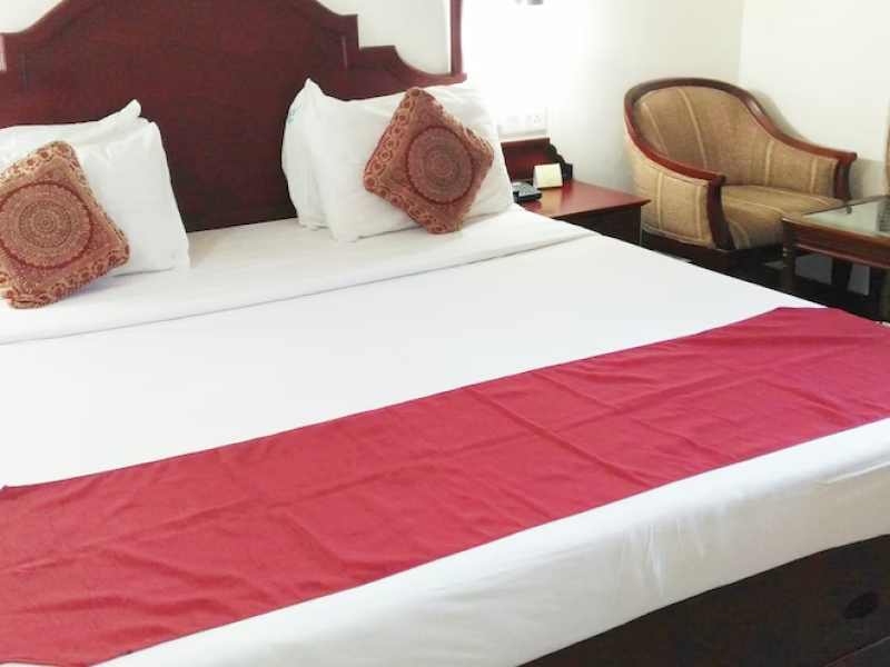 LAKE FRONT & MARINA VIEW ROOM